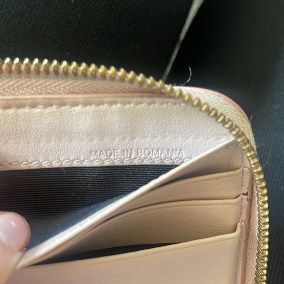 Authentic BURBERRY Grainy Calfskin Logo Embossed Zip Wallet - Picture 10 of 10